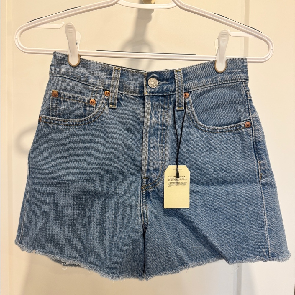 NWT Levi's Classic Blue Ribcage Jean Shorts